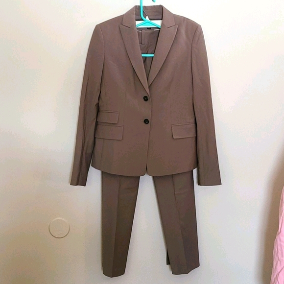 Ann Taylor Jackets & Blazers - EUC Ann Taylor suit. Lightweight for spring